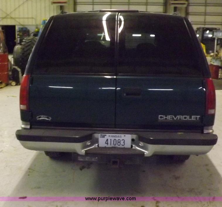 image for item F6341 1999 Chevrolet Suburban 1500 LS SUV