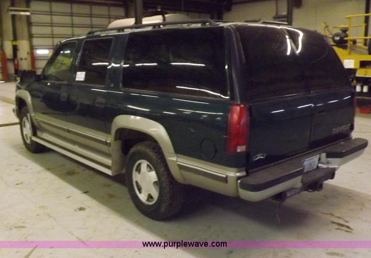 image for item F6341 1999 Chevrolet Suburban 1500 LS SUV