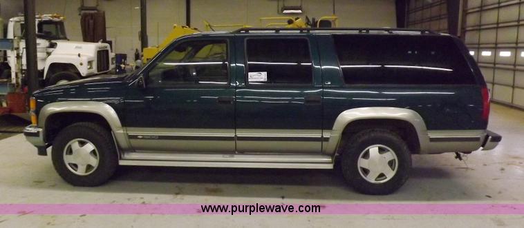 image for item F6341 1999 Chevrolet Suburban 1500 LS SUV