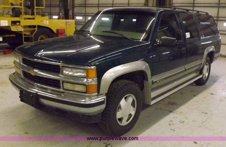 image for item F6341 1999 Chevrolet Suburban 1500 LS SUV
