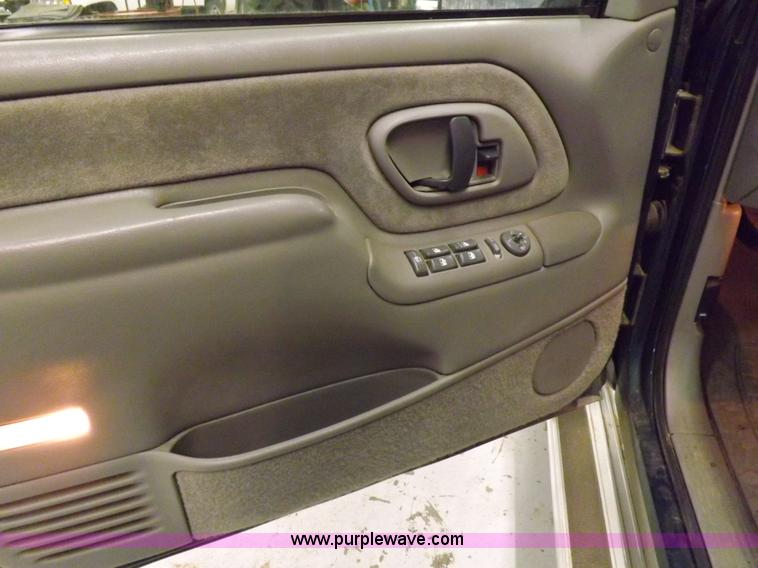 image for item F6341 1999 Chevrolet Suburban 1500 LS SUV