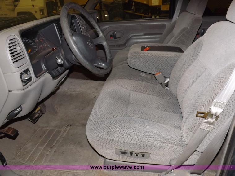 image for item F6341 1999 Chevrolet Suburban 1500 LS SUV