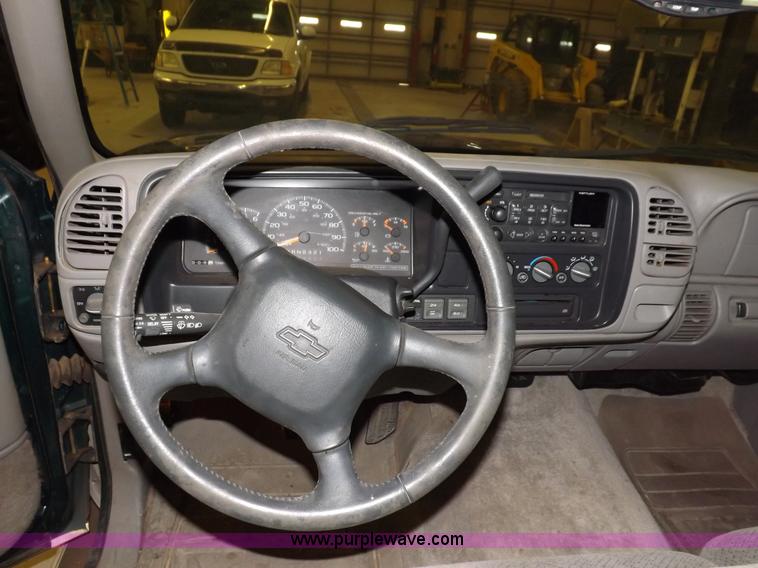 image for item F6341 1999 Chevrolet Suburban 1500 LS SUV