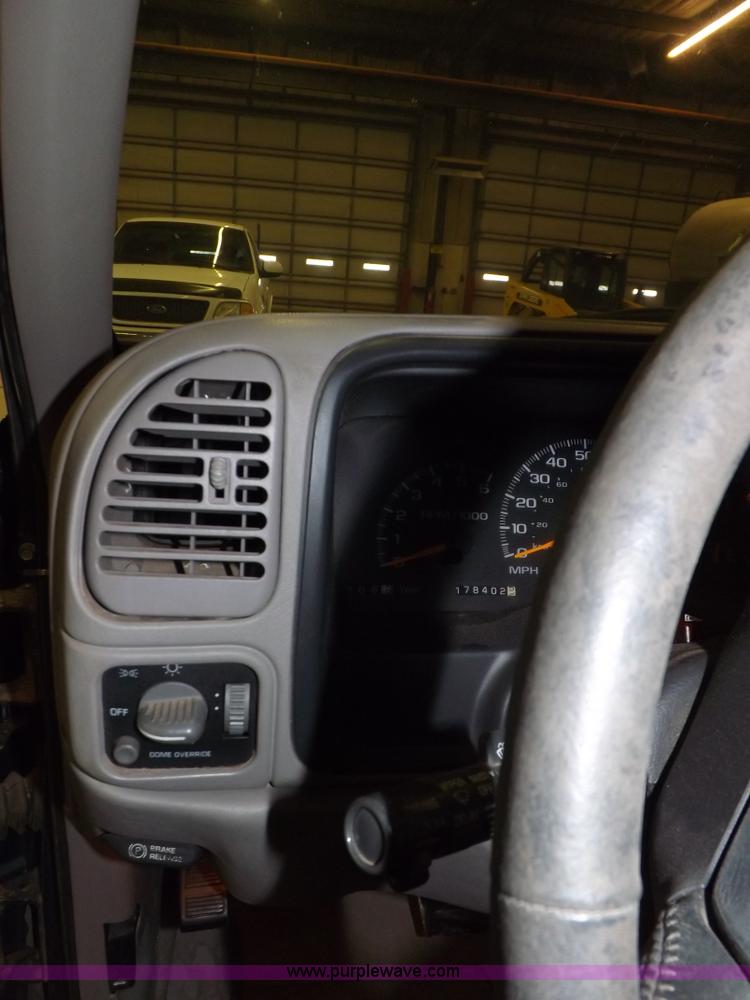 image for item F6341 1999 Chevrolet Suburban 1500 LS SUV
