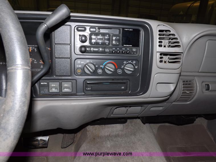 image for item F6341 1999 Chevrolet Suburban 1500 LS SUV