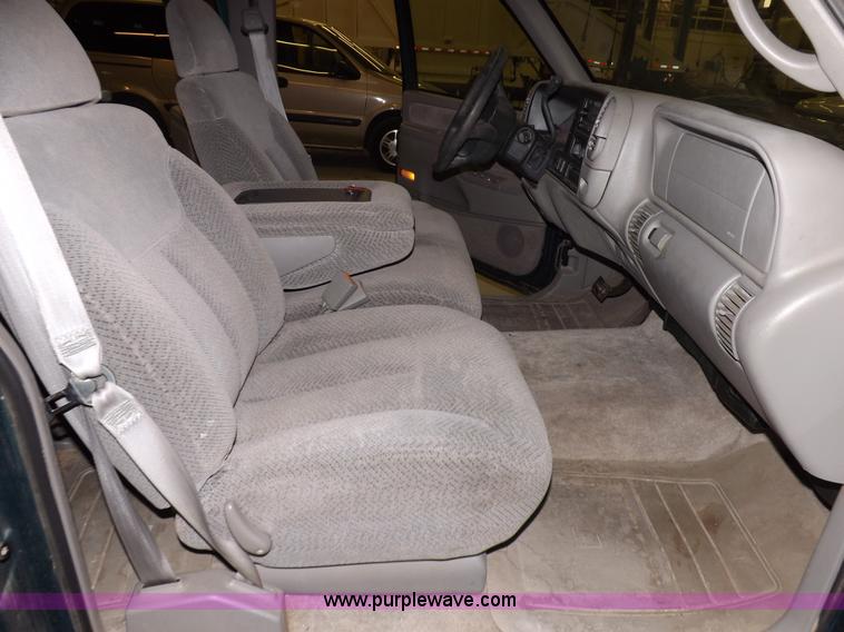 image for item F6341 1999 Chevrolet Suburban 1500 LS SUV