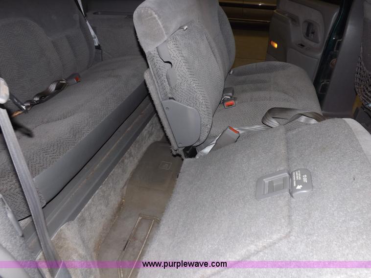 image for item F6341 1999 Chevrolet Suburban 1500 LS SUV