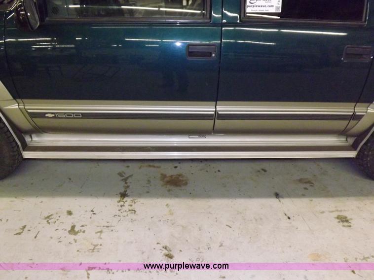 image for item F6341 1999 Chevrolet Suburban 1500 LS SUV