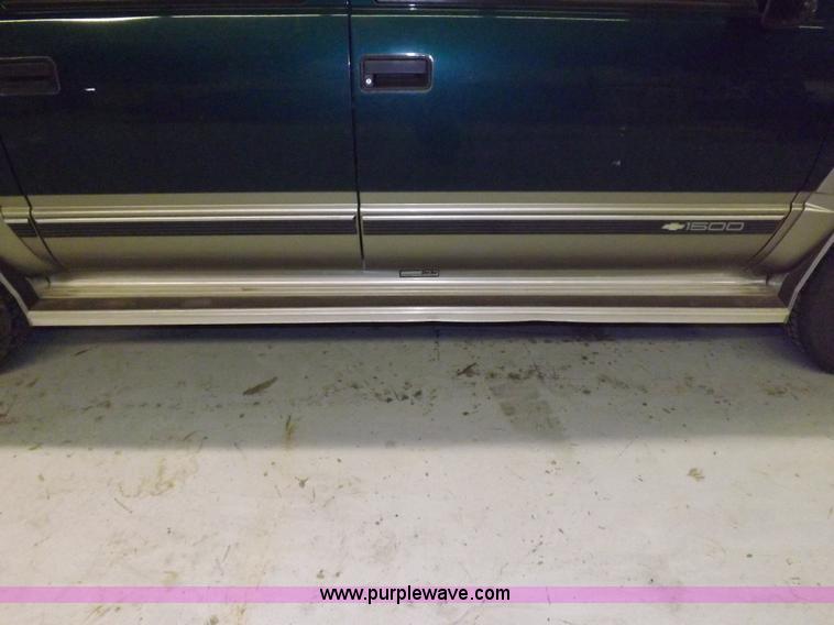 image for item F6341 1999 Chevrolet Suburban 1500 LS SUV