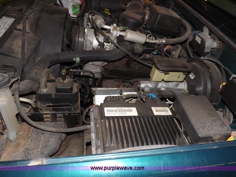 image for item F6341 1999 Chevrolet Suburban 1500 LS SUV