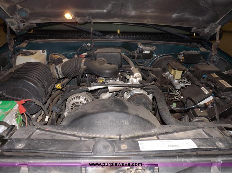 image for item F6341 1999 Chevrolet Suburban 1500 LS SUV