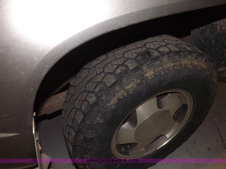 image for item F6341 1999 Chevrolet Suburban 1500 LS SUV