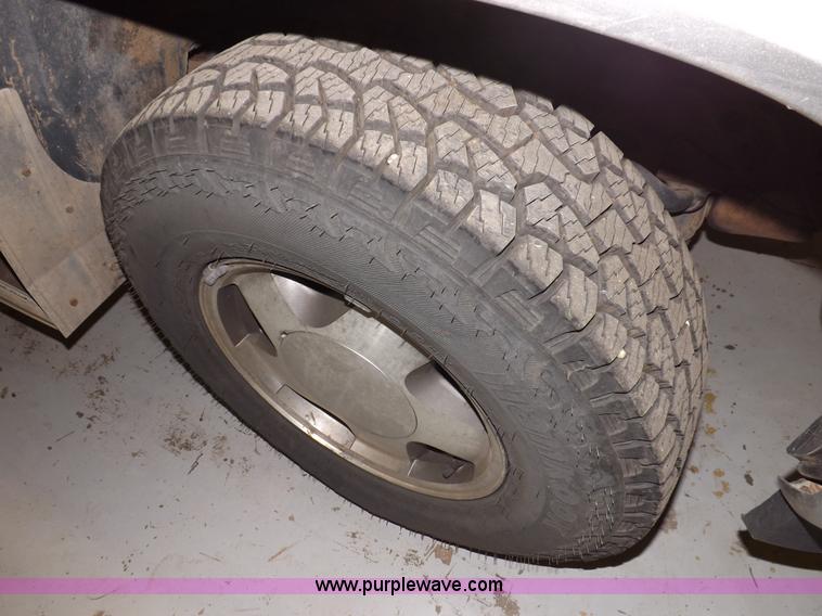 image for item F6341 1999 Chevrolet Suburban 1500 LS SUV