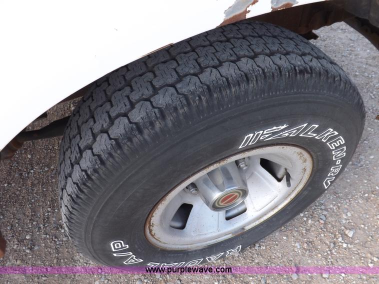 image for item F6355 1994 Ford F150 XL pickup truck