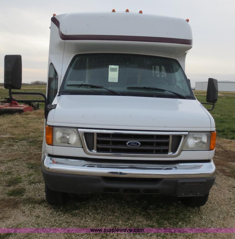 image for item F6556 2007 Ford Econoline E350 Super Duty bus