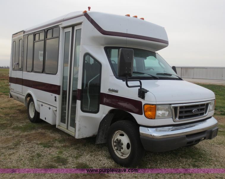 image for item F6556 2007 Ford Econoline E350 Super Duty bus