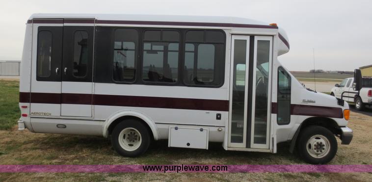 image for item F6556 2007 Ford Econoline E350 Super Duty bus