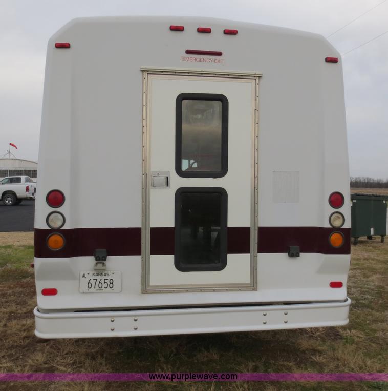 image for item F6556 2007 Ford Econoline E350 Super Duty bus