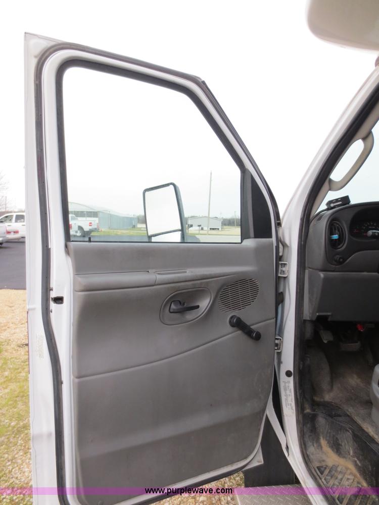 image for item F6556 2007 Ford Econoline E350 Super Duty bus
