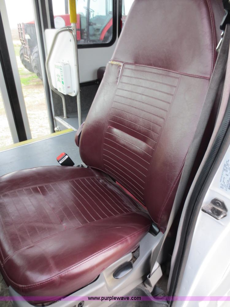 image for item F6556 2007 Ford Econoline E350 Super Duty bus