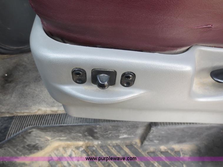 image for item F6556 2007 Ford Econoline E350 Super Duty bus