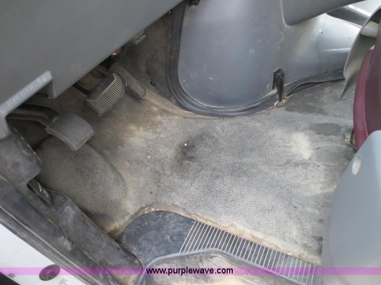 image for item F6556 2007 Ford Econoline E350 Super Duty bus