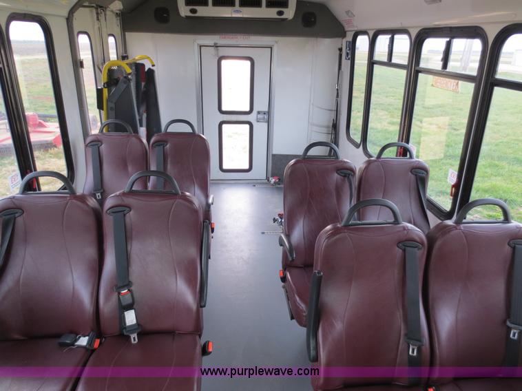 image for item F6556 2007 Ford Econoline E350 Super Duty bus