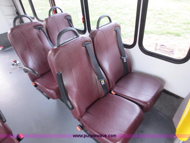 image for item F6556 2007 Ford Econoline E350 Super Duty bus