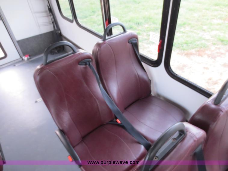 image for item F6556 2007 Ford Econoline E350 Super Duty bus