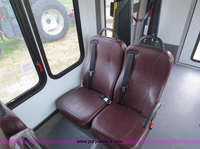 image for item F6556 2007 Ford Econoline E350 Super Duty bus