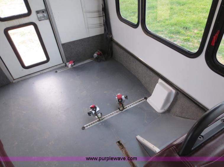 image for item F6556 2007 Ford Econoline E350 Super Duty bus