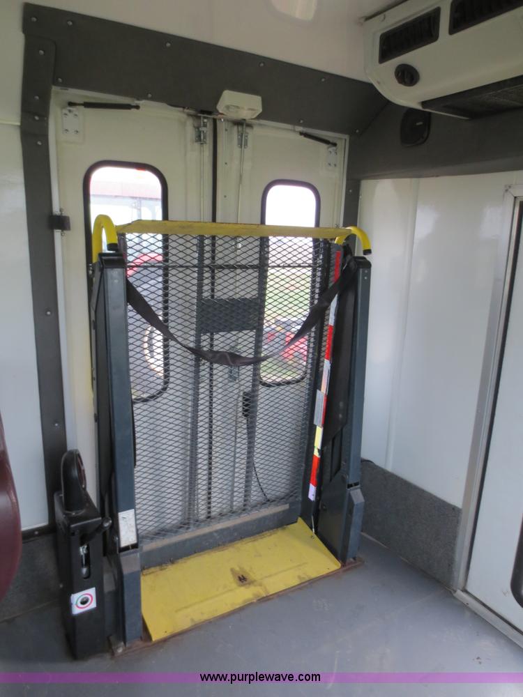 image for item F6556 2007 Ford Econoline E350 Super Duty bus