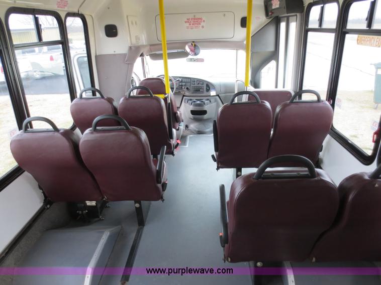 image for item F6556 2007 Ford Econoline E350 Super Duty bus