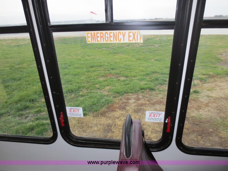 image for item F6556 2007 Ford Econoline E350 Super Duty bus