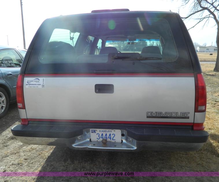 image for item G7602 1994 Chevrolet Suburban C1500 SUV