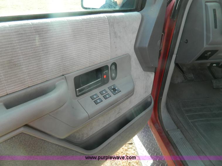 image for item G7602 1994 Chevrolet Suburban C1500 SUV