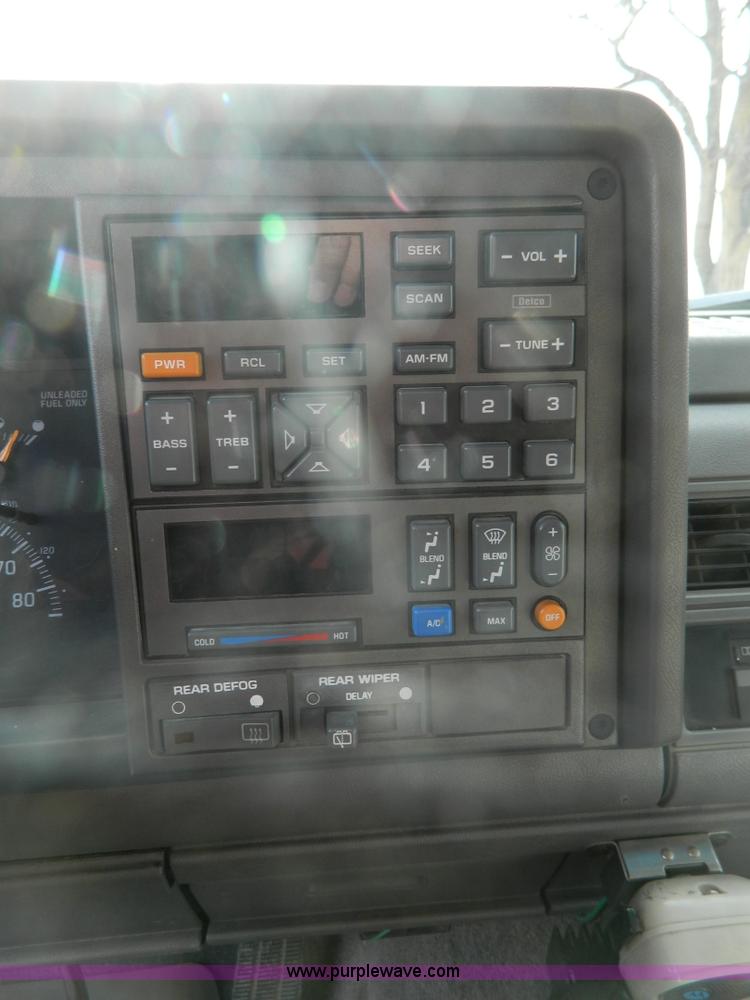 image for item G7602 1994 Chevrolet Suburban C1500 SUV