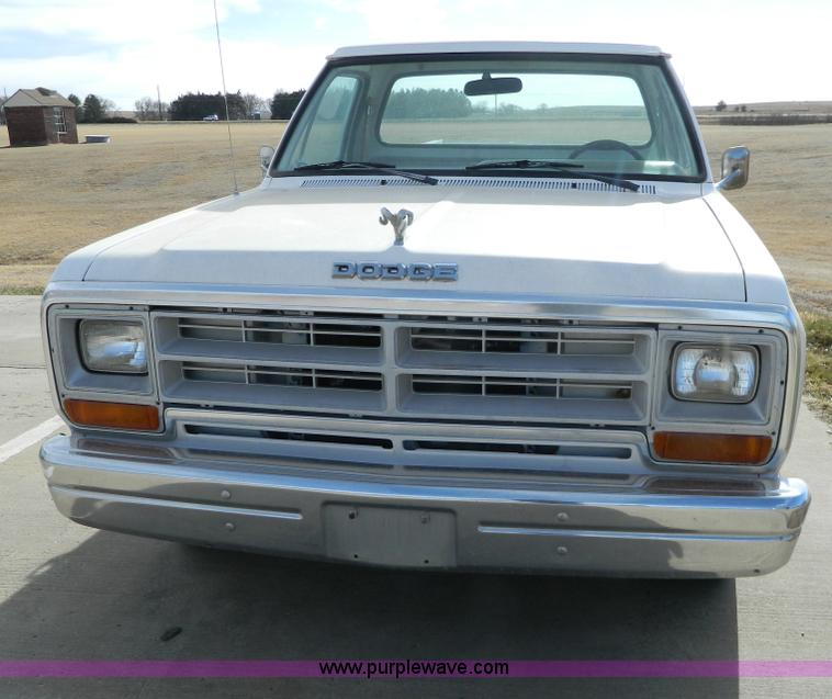 image for item G7658 1989 Dodge D100 pickup truck