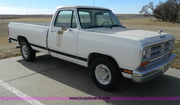 image for item G7658 1989 Dodge D100 pickup truck