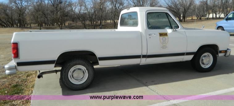 image for item G7658 1989 Dodge D100 pickup truck
