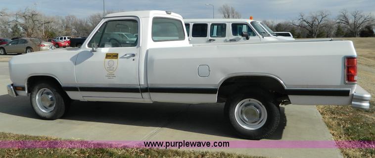image for item G7658 1989 Dodge D100 pickup truck