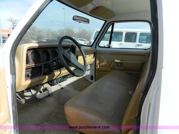 image for item G7658 1989 Dodge D100 pickup truck