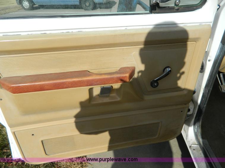image for item G7658 1989 Dodge D100 pickup truck