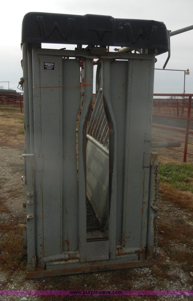 image for item O9616 WW 27233 squeeze cattle chute