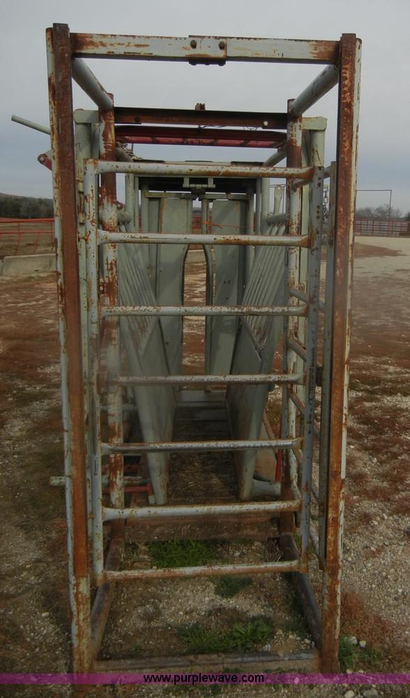 image for item O9616 WW 27233 squeeze cattle chute