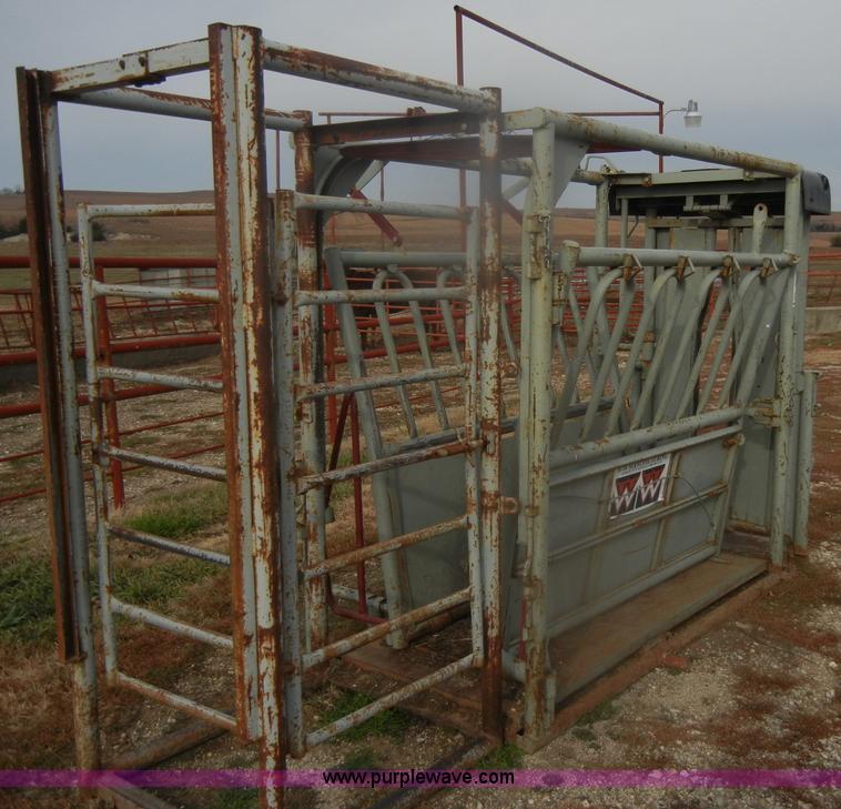 image for item O9616 WW 27233 squeeze cattle chute