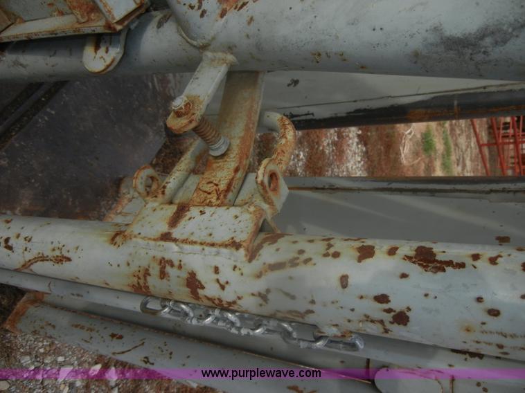 image for item O9616 WW 27233 squeeze cattle chute