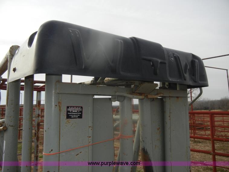 image for item O9616 WW 27233 squeeze cattle chute