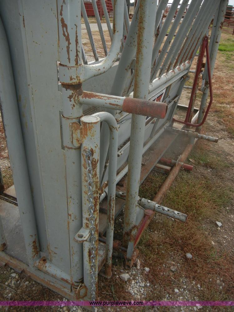 image for item O9616 WW 27233 squeeze cattle chute