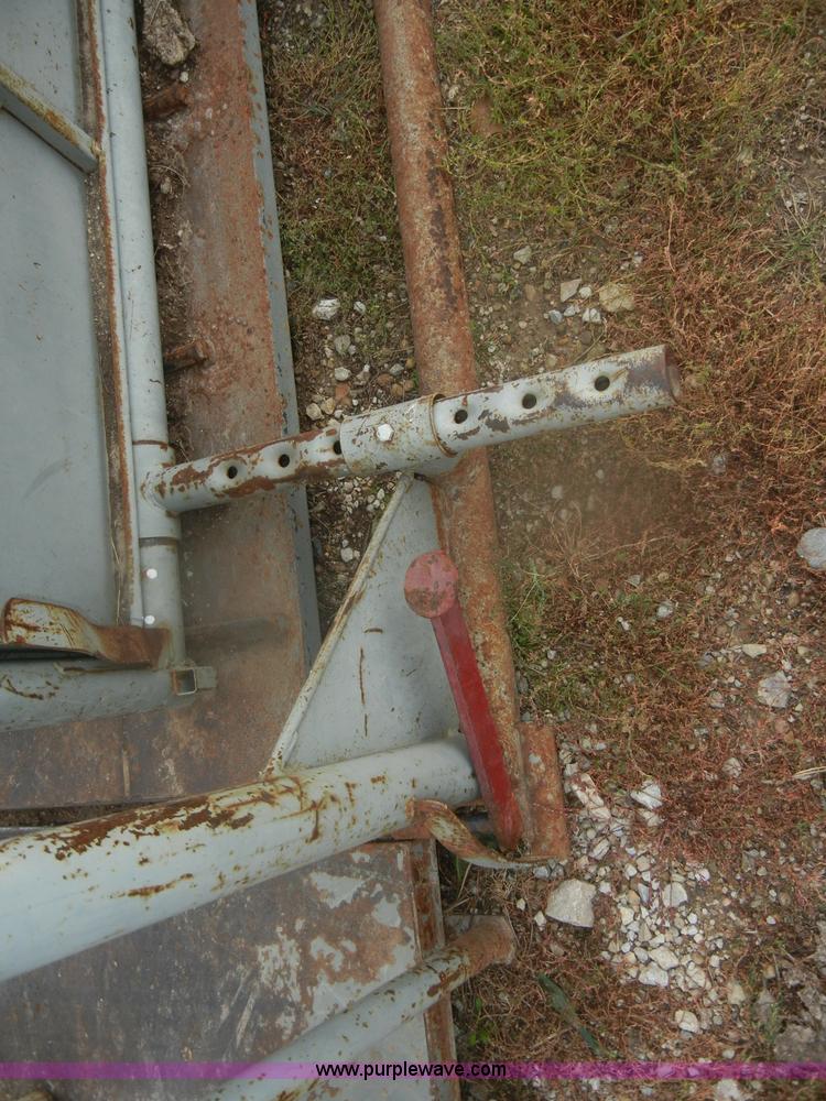 image for item O9616 WW 27233 squeeze cattle chute